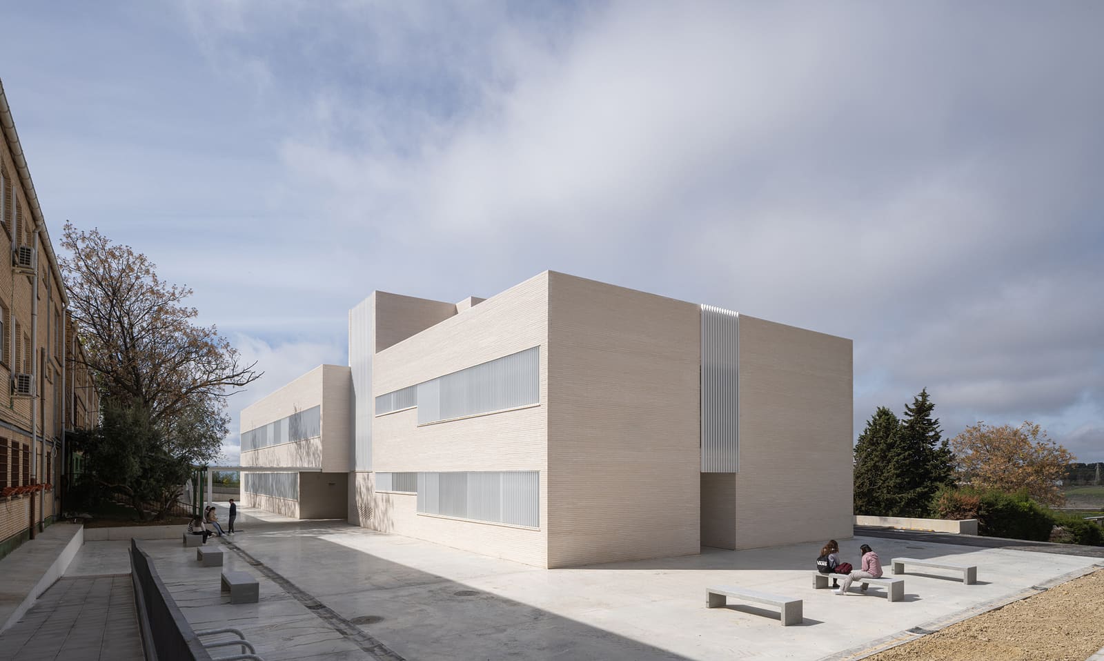 Proyecto Los Cerros — edificio construido con bloques Barruca
